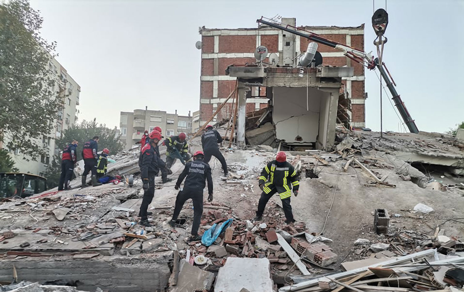 Anne ve 3 çocuğu depremden 23 saat sonra enkazdan çıkarıldı