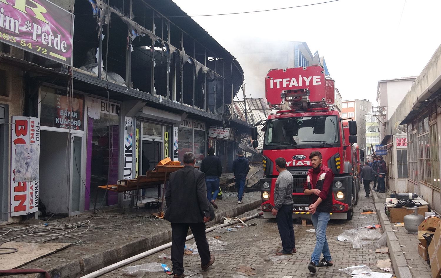 Van Özalp’ta Rus Pazarı’nda yangın: 100 dükkan küle döndü