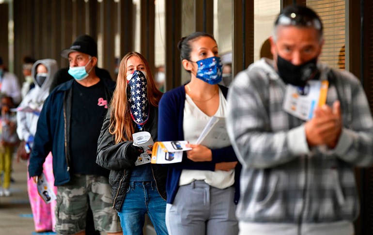 ژمارەیەک دەنگدەری ئەمریکی لە ریزدا وەستاون بۆئەوەی دەنگ بدەن. وێنە: AFP