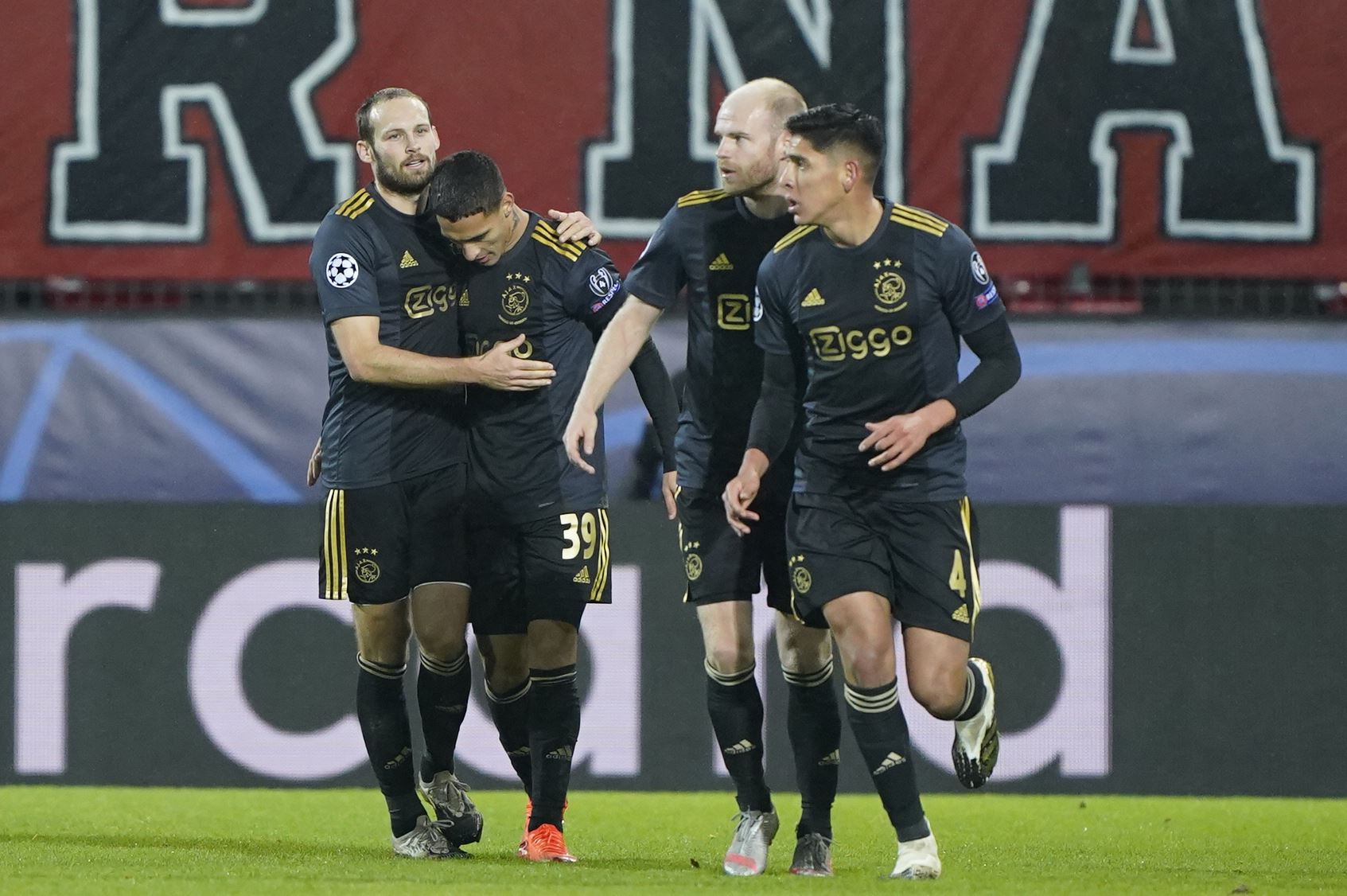 ڤیدیۆ؛ ئەیاکس بەبێ 11 یاریزان بردیەوە