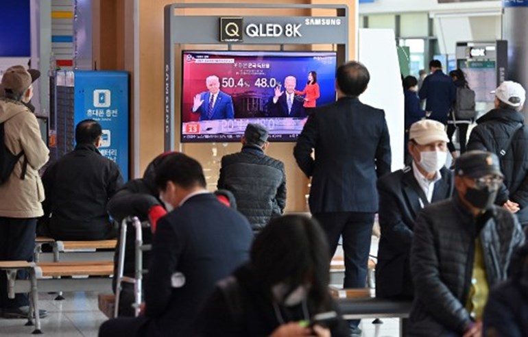 People watch a television news programme reporting on the US presidential election at a railway station in Seoul on November 4, 2020. Jung Yeon-je / AFP