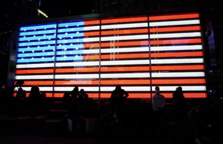 People watch election results in Times Square in New York, early November 4, 2020. TIMOTHY A. CLARY / AFP