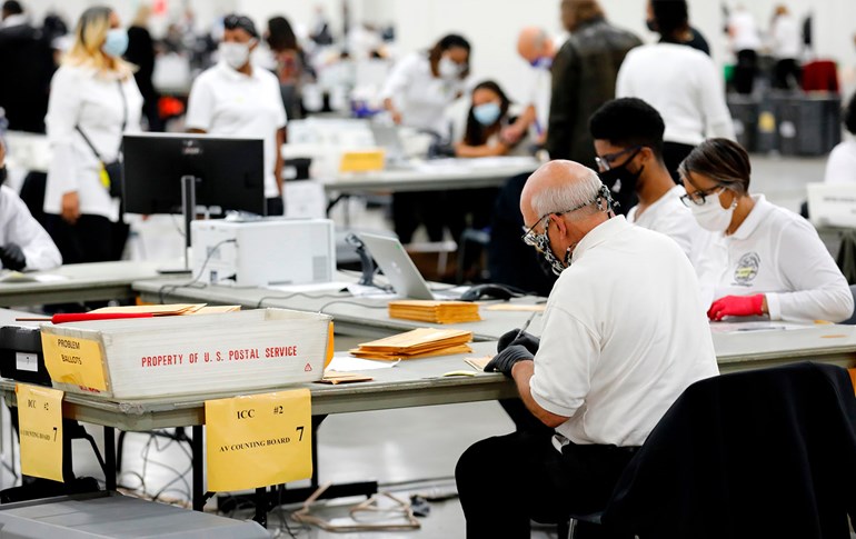 جیاکردنەوەی دەنگەکان لە میشیگن. وێنە: AFP