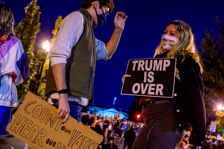 پارێزەرەکەی ترەمپ: لەوانەیە خودی جۆ بایدن 50 هەزار جار دەنگی دابێت