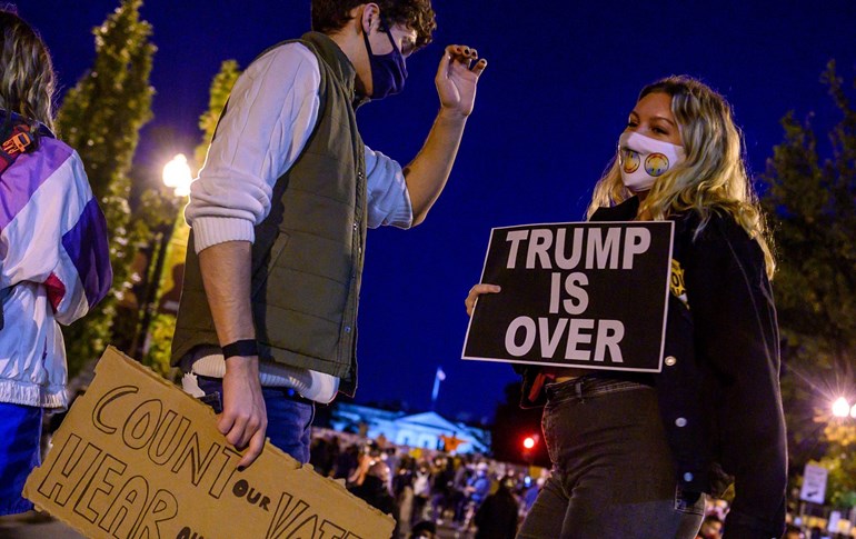 Donald Trump jî dibêje, “Ziyan bi destpakiya sîstemê û hilbijartinên serokatiyê hatiye gihandin.”