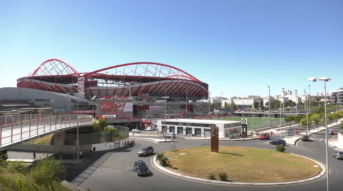 ڤیدیۆ؛ پۆلیس هەڵیکوتایە سەر بارەگای یانەی بێنفیکا