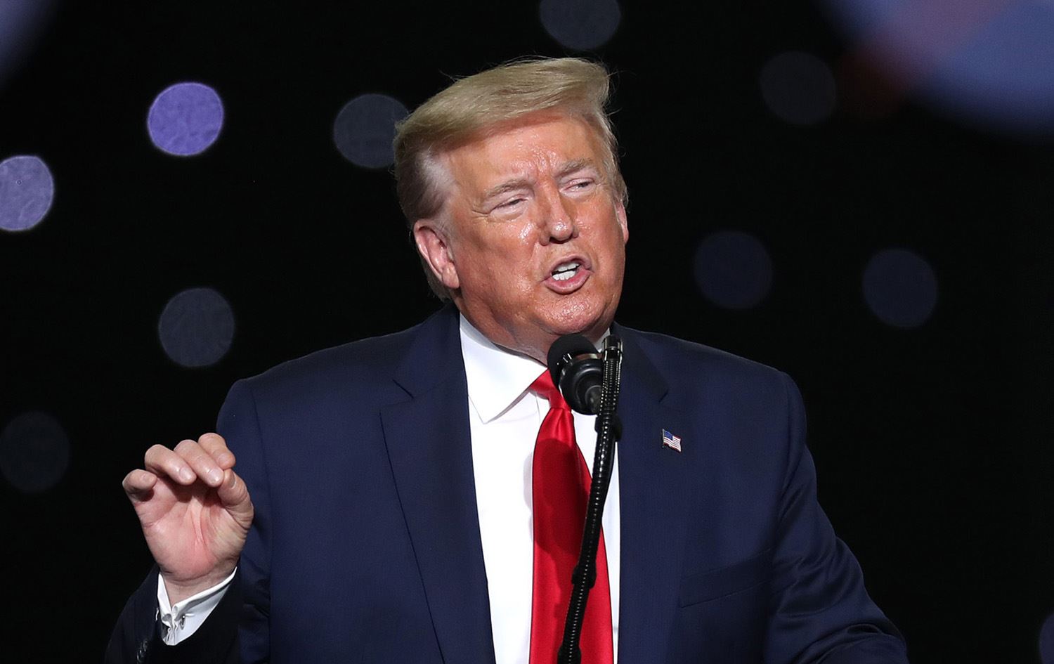 ترەمپ بە نیازە سەرۆکانی ئێف بی ئای و سی ئای ئەی دووربخاتەوە