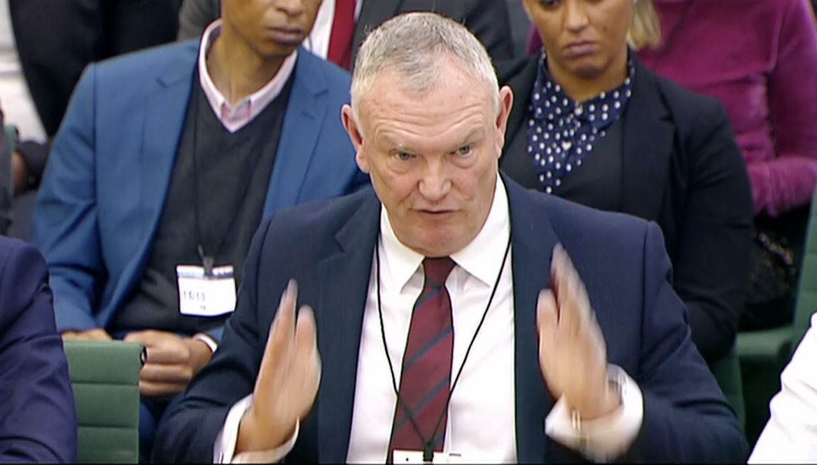 ڤیدیۆ؛ رەگەزپەرستی سەری سەرۆکی یەکێتیی تۆپی پێی ئینگلتەرای خوارد