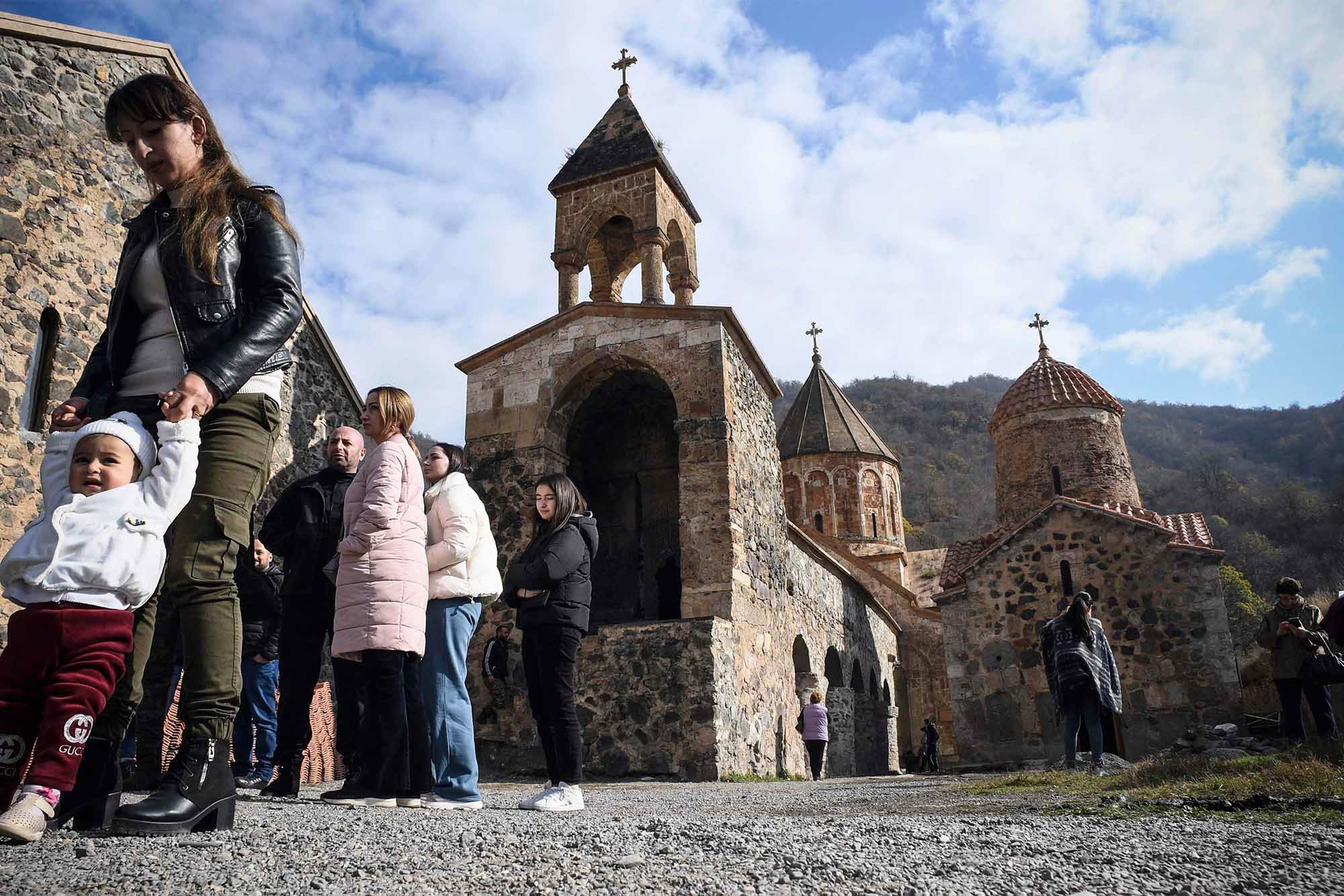 ئەرمینییەکان ماڵئاوایی لە کەنیسەیەکی دێرینی قەرەباخ دەکەن