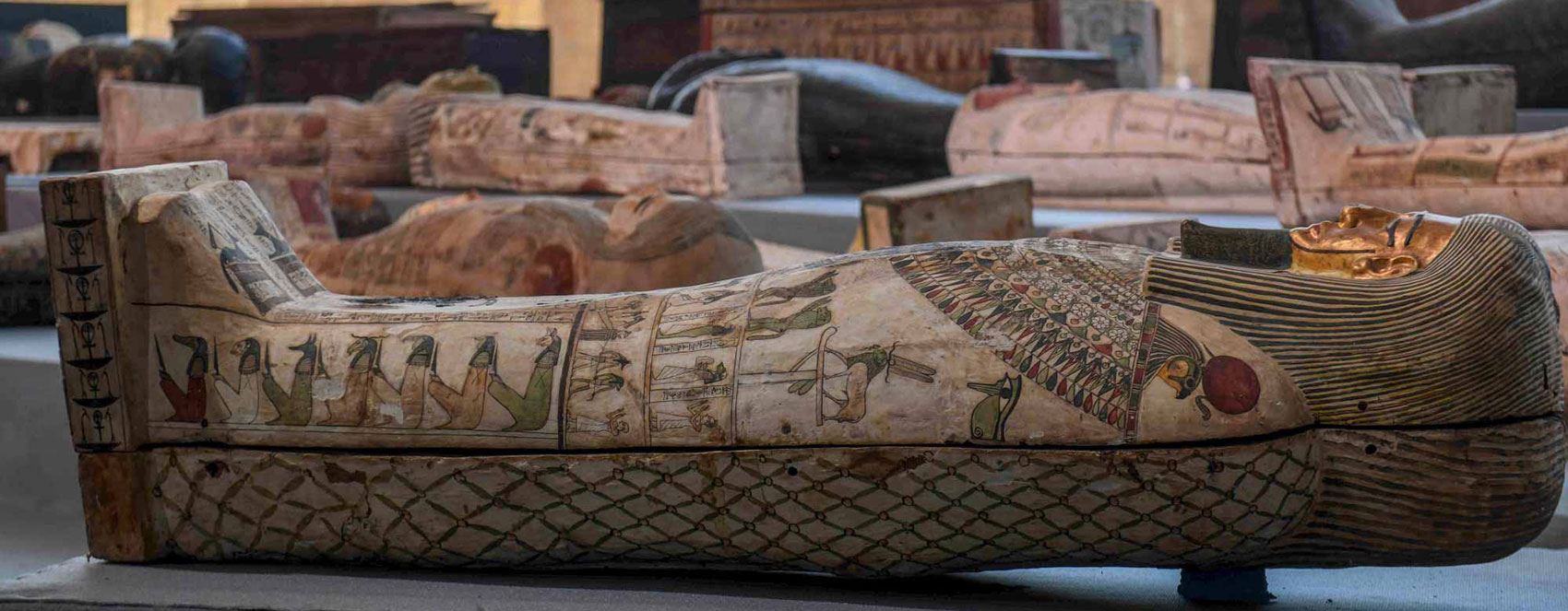 Mısır'da bazılarının içinde mumya bulunan en az 100 lahit keşfedildi