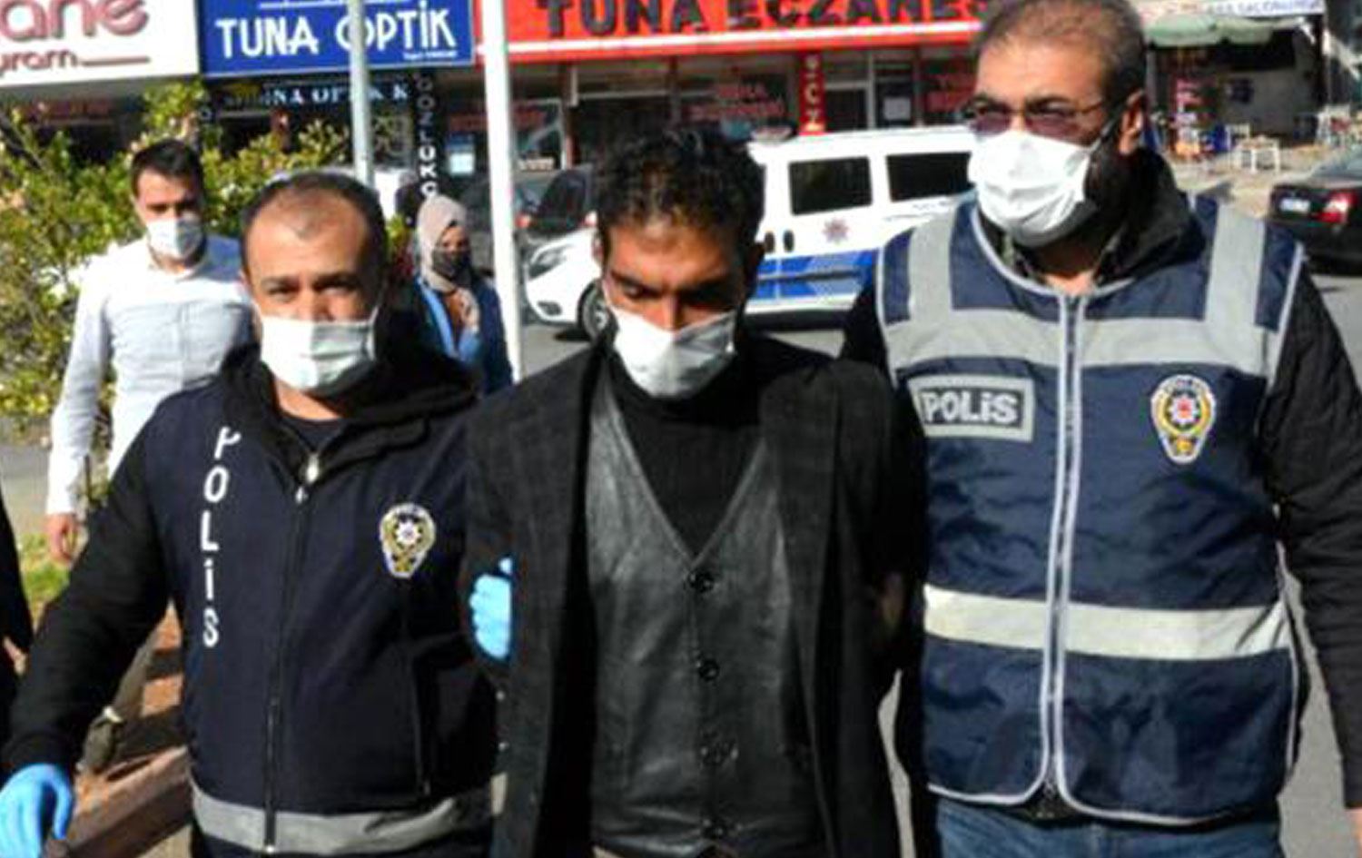 Kendisinden ayrılmak isteyen eşini öldürdü