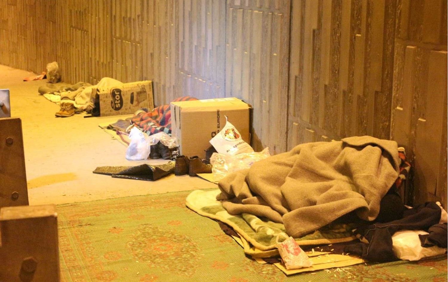 İstanbul’da onlarca evsiz, sokakta yatarken görüntülendi