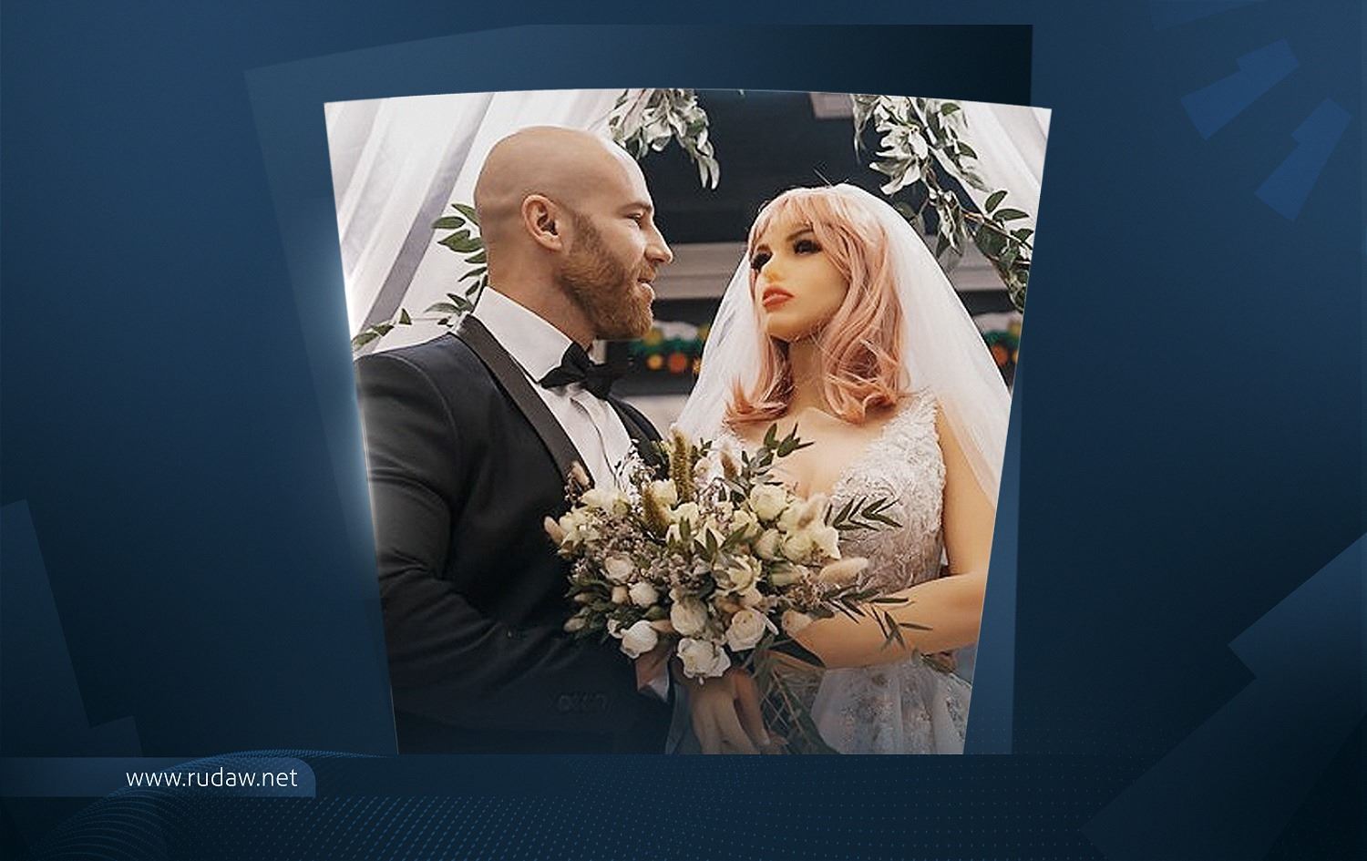 Werzişvanekî Qazakistanî ligel bûkeke plastîk zewicî