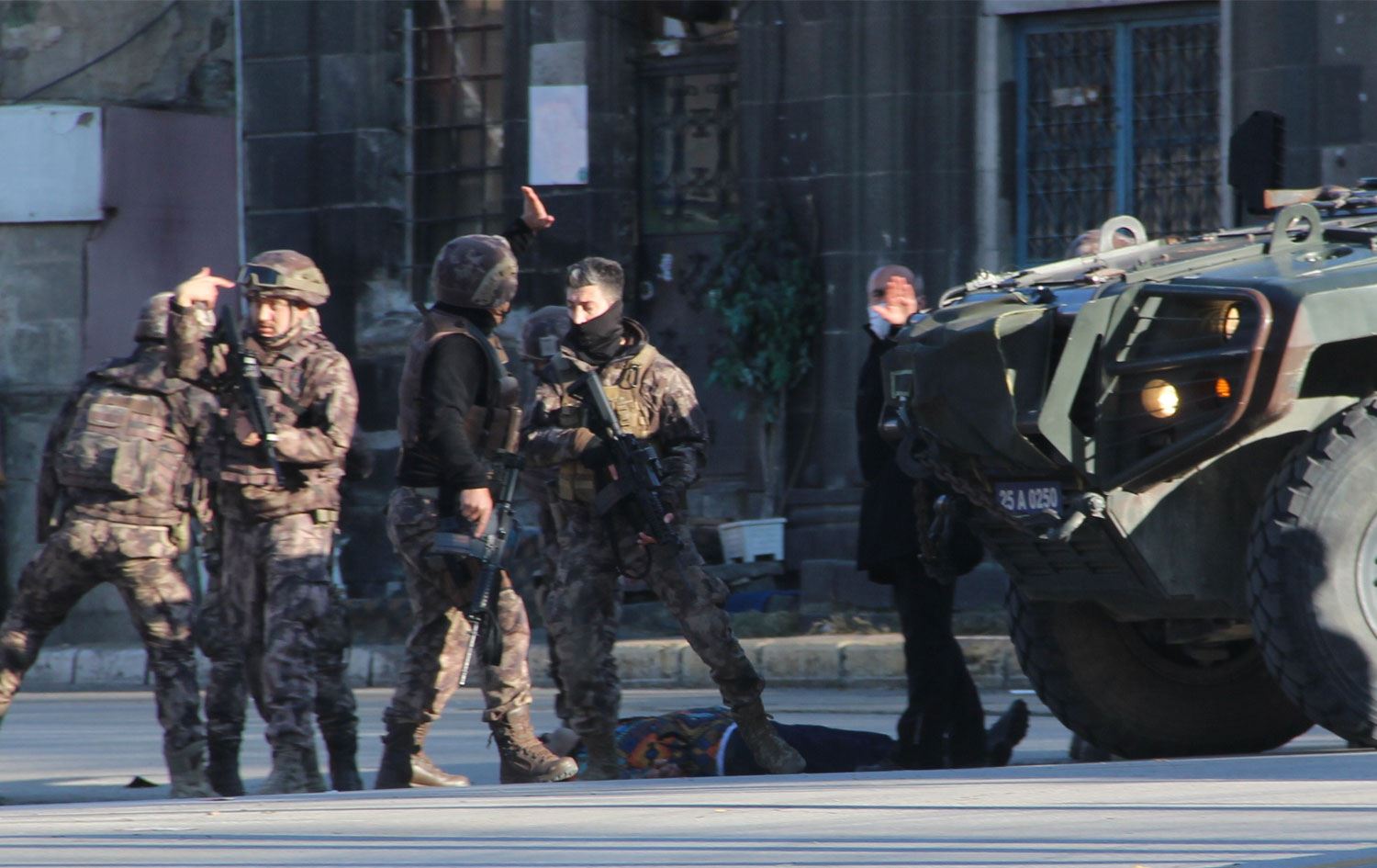 Erzurumda cinnet getiren şahıs eski eşi ve iki kızını öldürdü