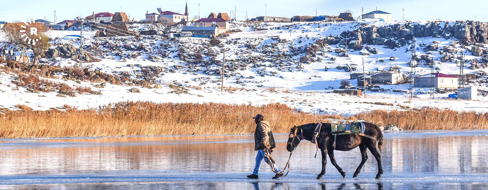 FOTO - Yüzeyi kısmen donan Çıldır Gölü'nde eşsiz manzaralar oluştu