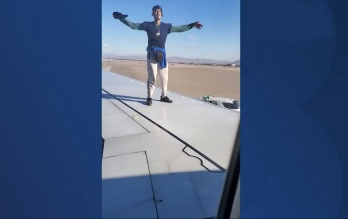 Kesekî hewl da li ser baskê firokeyê geşt bike