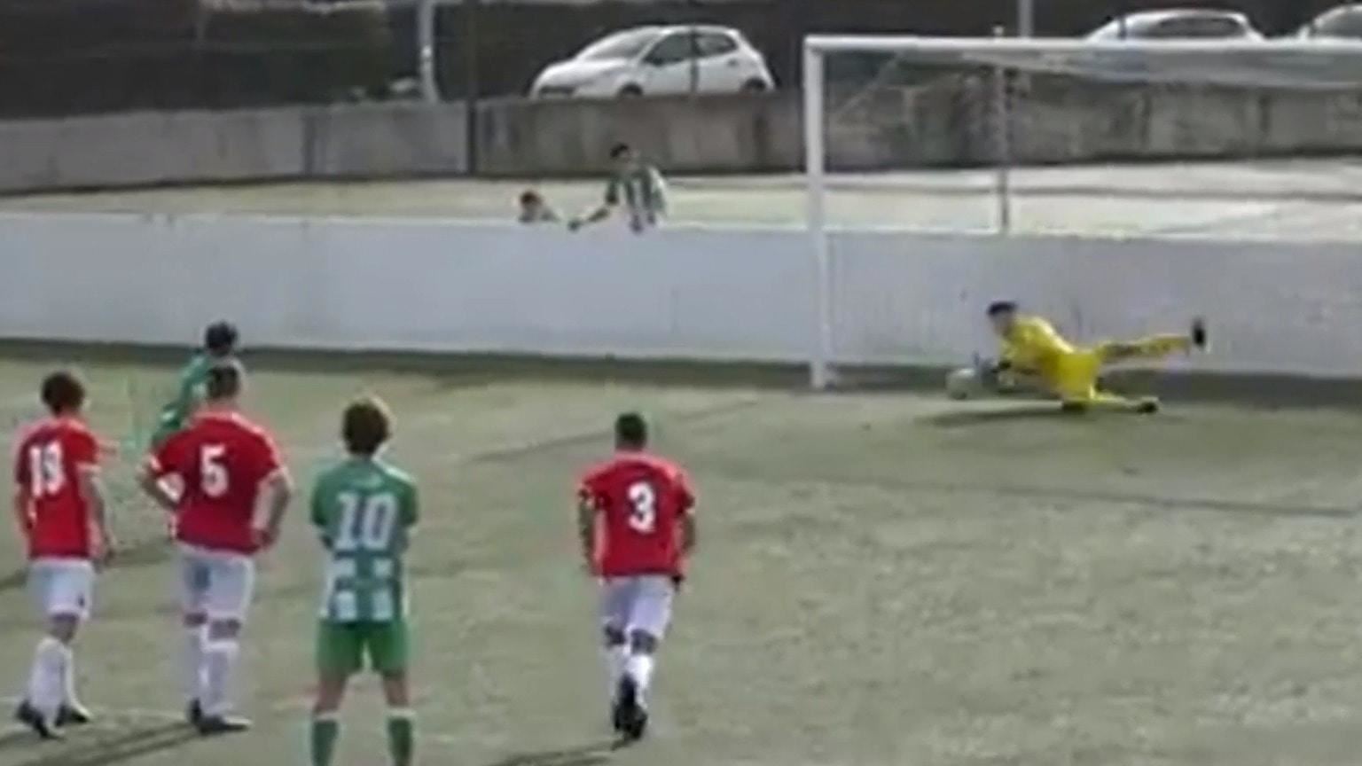 ڤیدیۆ؛ گۆڵپارێزێک بەشێوەیەکی سەرنجڕاکێش شێوە لێدانی سزا دەگەڕێنێتەوە