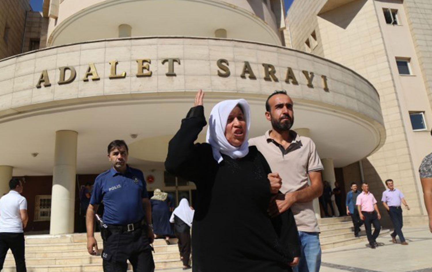 Emine Şenyaşar ve oğlu gözaltına alındı