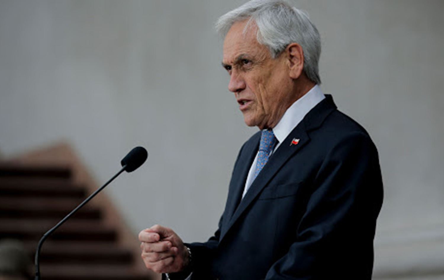 بەهۆی سێڵفییەکی بێ دەمامکەوە سەرۆکی چیلی بە 3500 دۆلار سزادرا