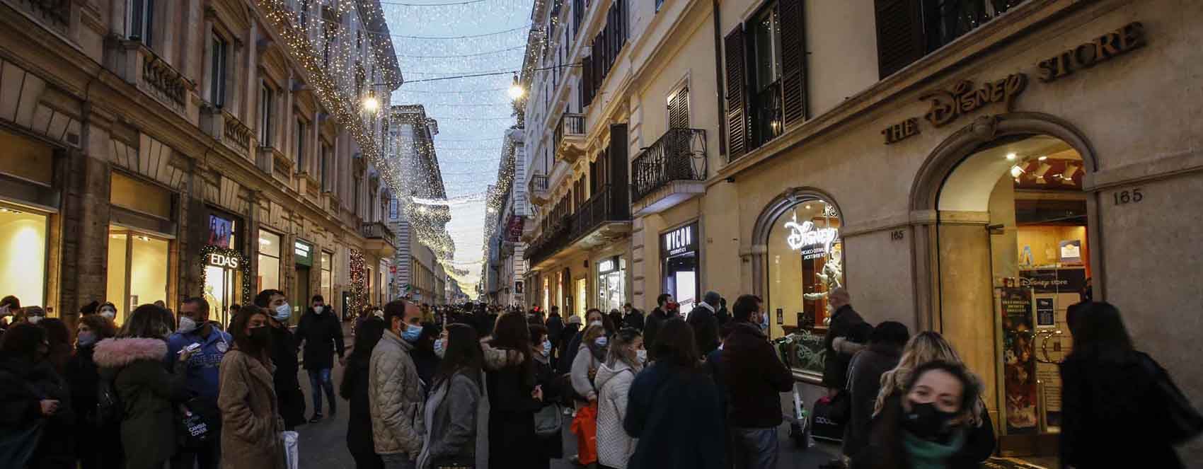 FOTO – İtalya halkı yılbaşı öncesi karantinaya hazırlanıyor