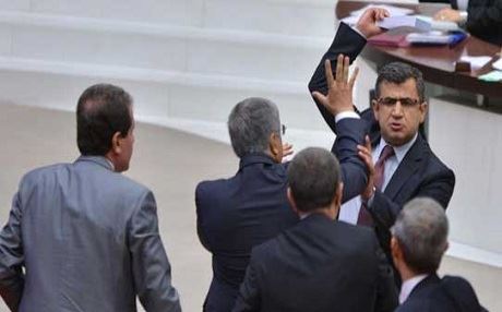 Alozî di navbera parlamenterekî HDPê û yekî AKPê de derket