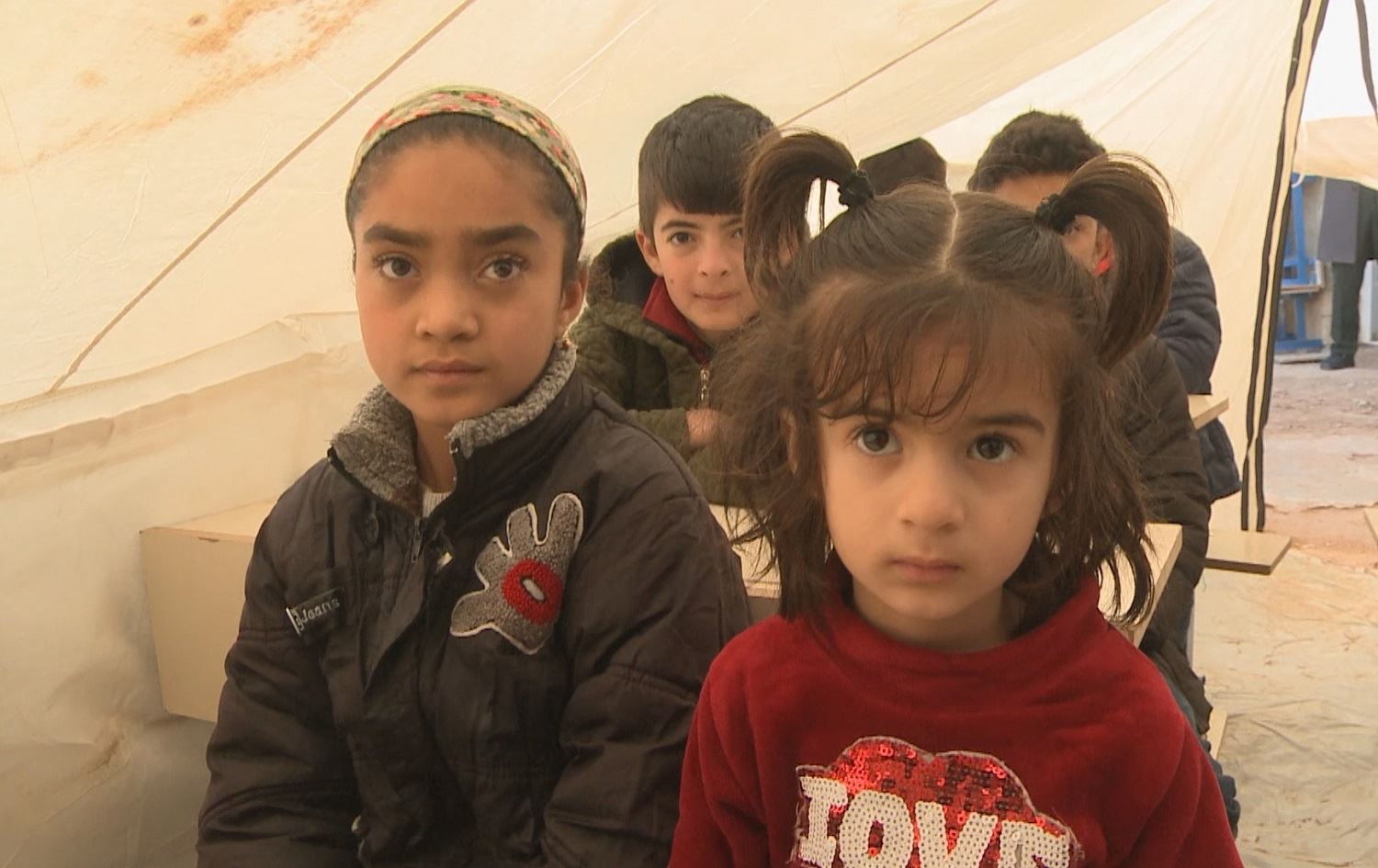 Li Şingalê 150 xwendevan di bin çadirê de dixwînin