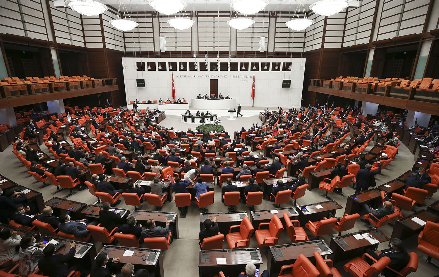 Dernek ve vakıflara kayyım yasası TBMM'de kabul edildi