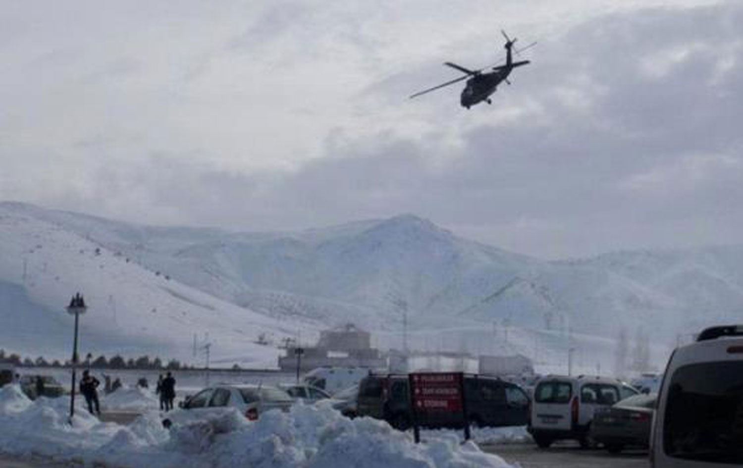 Şemdinli'de askeri üs bölgesine çığ düştü!