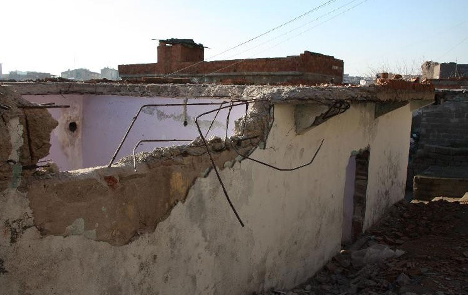 Metruk binadan demir çıkarırken göçük altında kalan genç öldü