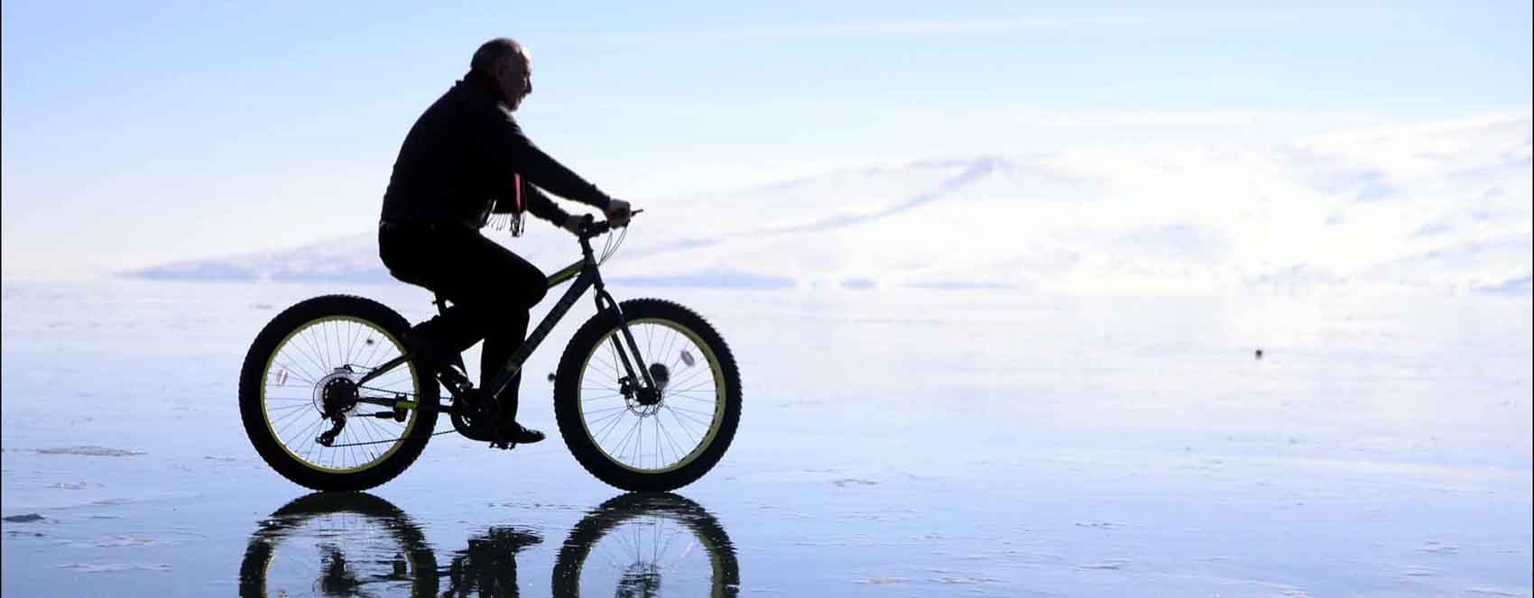 Ajotina bisîklêtan li ser rûyê qeşagirtî yê Gola Çildirê