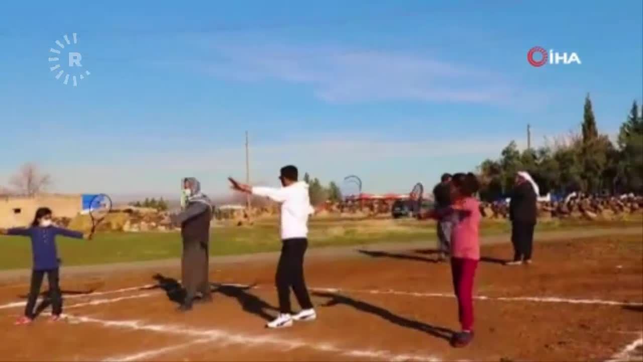 ڤیدیۆ؛ خەڵکی گوندێکی باکووری کوردستان بە جلوبەرگی کوردییەوە تێنس دەکەن