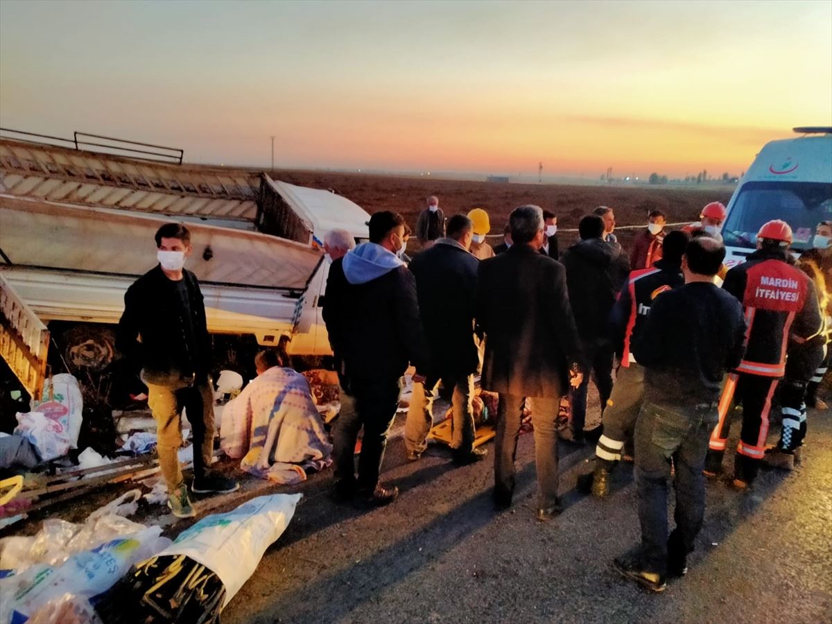 Mardin'de tarım işçilerini taşıyan kamyonet devrildi