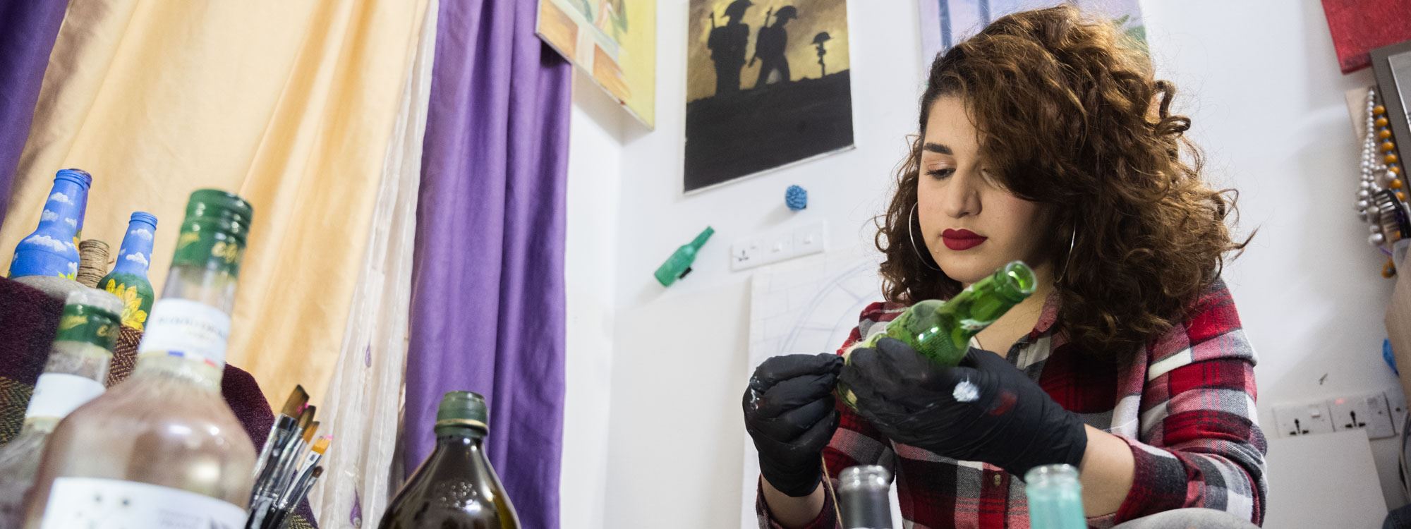 FOTO – Genç ressam atık şişeleri birer sanat eserine dönüştürüyor