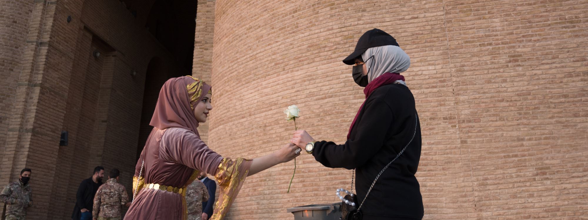 FOTO - Erbil Kalesi’nde Kürt, Arap, Türkmen ve Hristiyanlar turistlere gül dağıttı