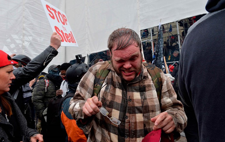 پۆلیس گازی فرمێسکڕێژ بەکاردەهێنێت بۆ بڵاوەپێکردنی خۆپێشاندەران لە دەوروبەری کۆنگرێسی ئەمریکا. وێنە: AFP/Joseph Prezioso
