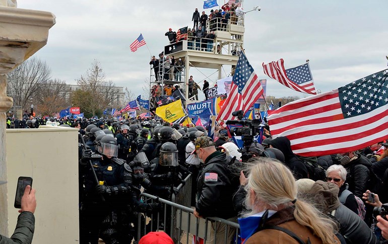 ژمارەیەک لە لایەنگرانی ترەمپ لەنزیک کۆنگرێسی ئەمریکا. وێنە: AFP