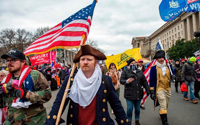 بەشێک لە لایەنگرانی ترەمپ خۆپێشاندان دەکەن. وێنە: AFP/Joseph Prezioso