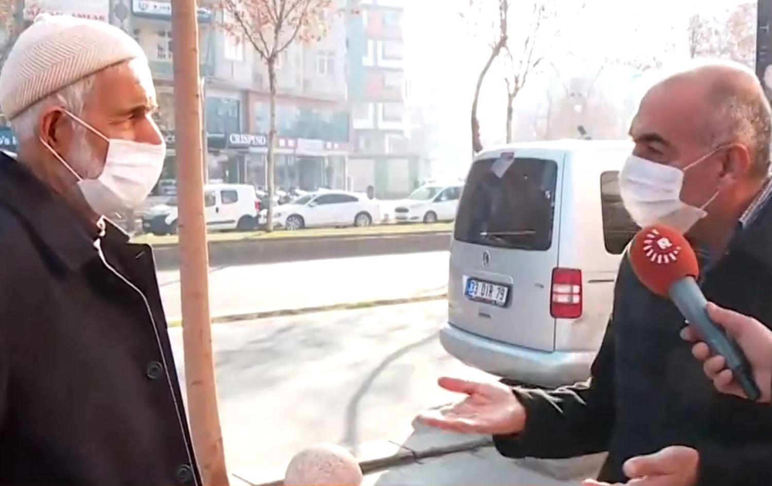 Nîqaşeke balkêş a du hemwelatiyan li ser xwendina bi zimanê Kurdî!