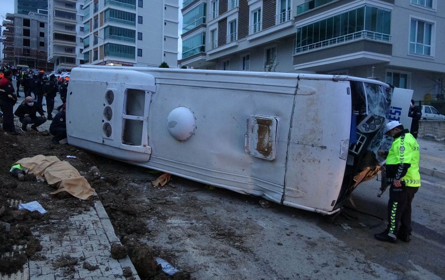 Belediye işçi servis aracı devrildi: 2 ölü, 20 yaralı