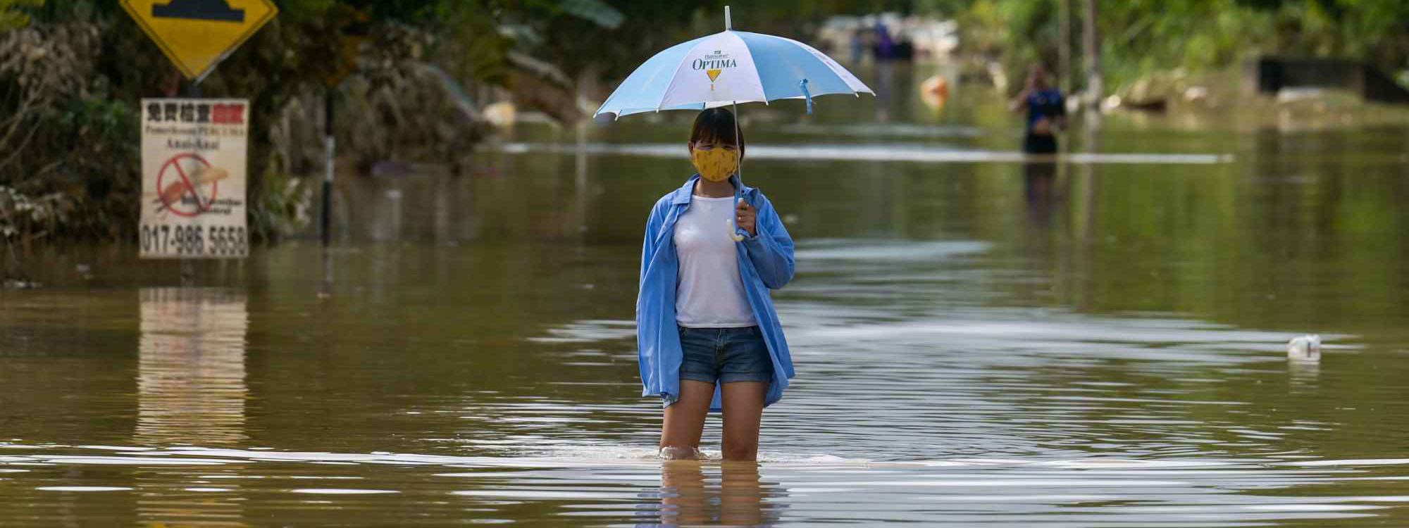 لافاو هەزاران کەس لە مالیزیا ئاوارە دەکات