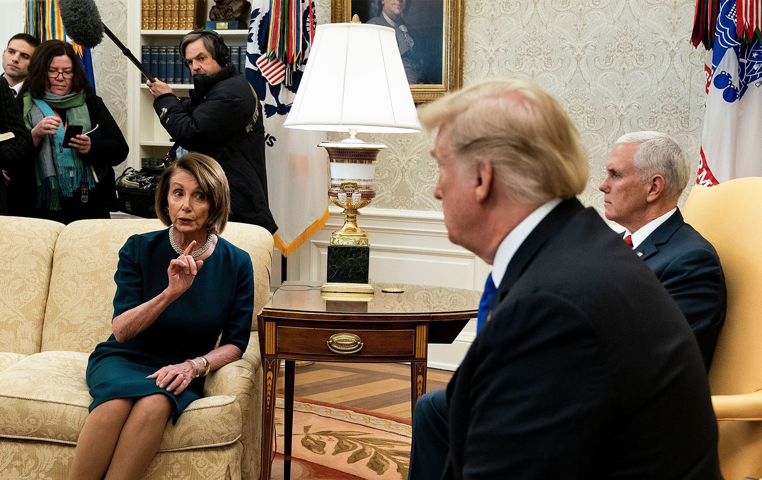 Nancy Pelosi’den azil önergesi için hazır olun talimatı