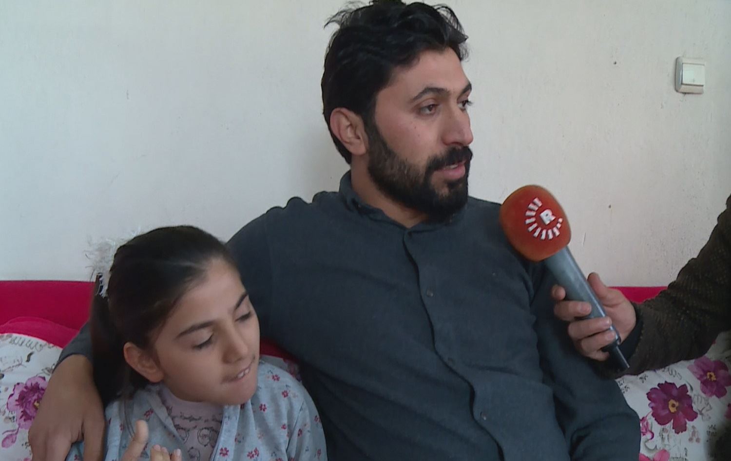 Bavekê li ser zimanê keça xwe ya xwedî pêwistiyên taybet pirtûk nivîsandine