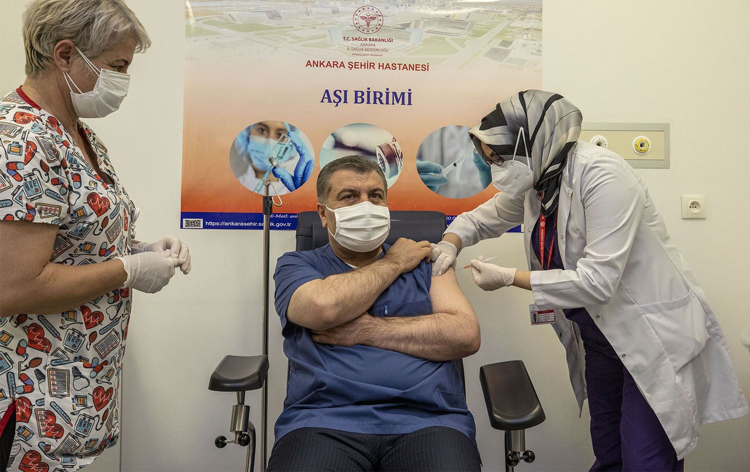 Türkiye Sağlık Bakanı Fahrettin Koca canlı yayında aşı oldu