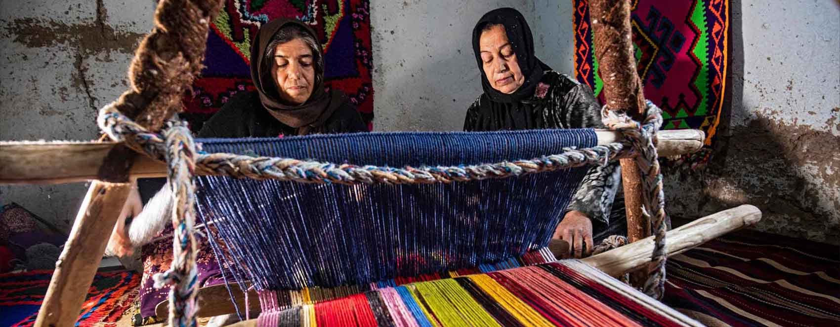 FOTO – Rojavalı kadınlar geleneksel tezgahlarda halı dokuyor