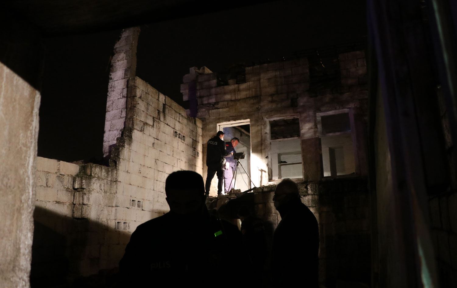 Metruk bina çöktü: Suriyeli anne ve çocukları enkaz altında kaldı