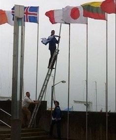 Siyasetvanê Îrlandî alaya Îsraîlê daxist