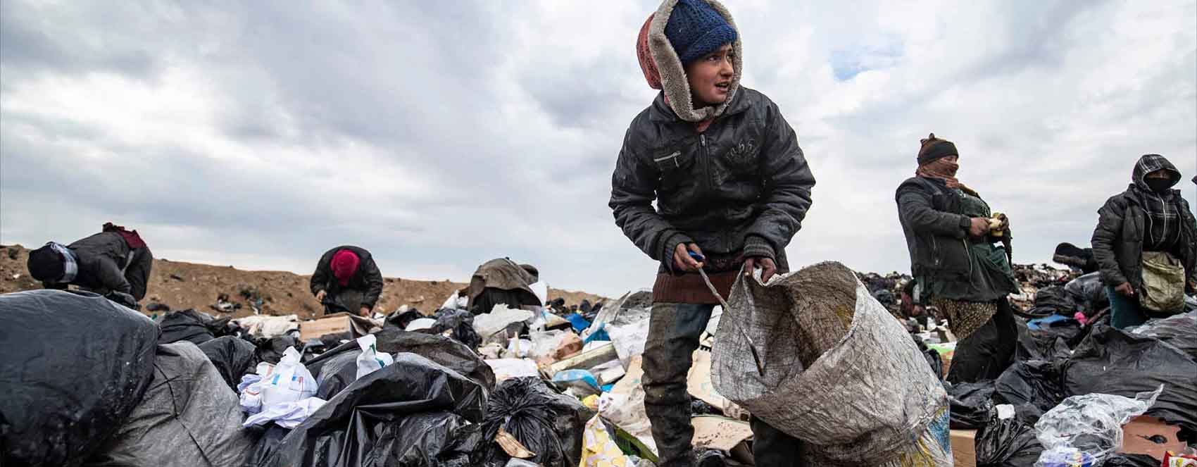 FOTO - Rojavalı çocuklar ‘siyah altın’ın yanı başında çöpleri kazıyor