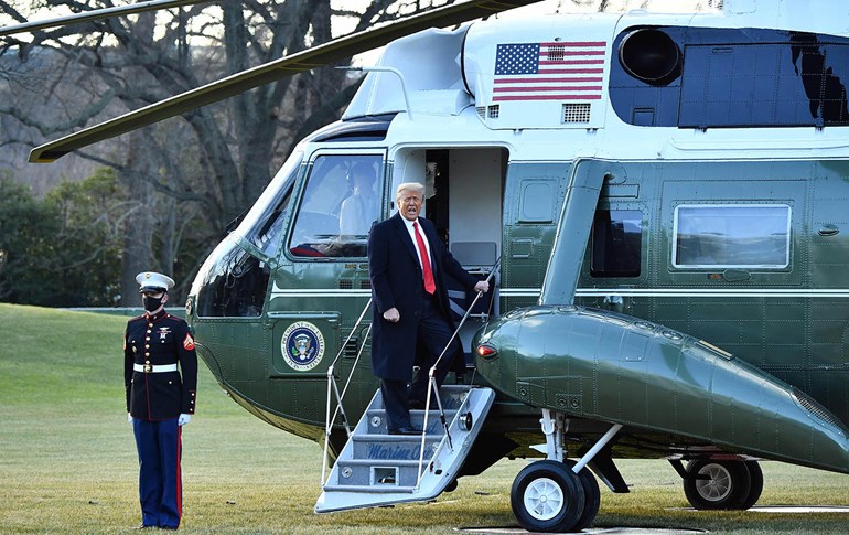 ساتی جێهێشتنی کۆشکی سپی لەلایەن دۆناڵد ترەمپ، سەرۆکی ئەمریکاوە. وێنە: AFP/MANDEL AGAN