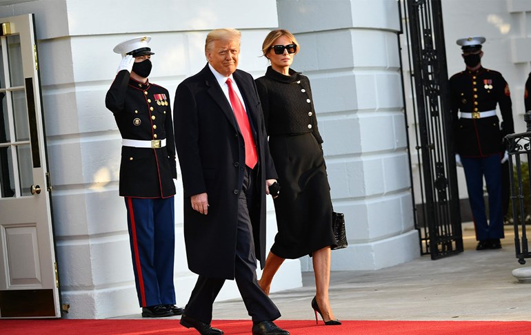 ساتی جێهێشتنی کۆشکی سپی لەلایەن دۆناڵد ترەمپ و مێلانیای هاوژینییەوە. وێنە: AFP/MANDEL NGAN