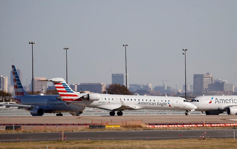 چەند فڕۆکەیەک لە فڕۆکەخانەیەکی ئەمریکا. وێنە: Vernon Bryant/The Dallas Morning News